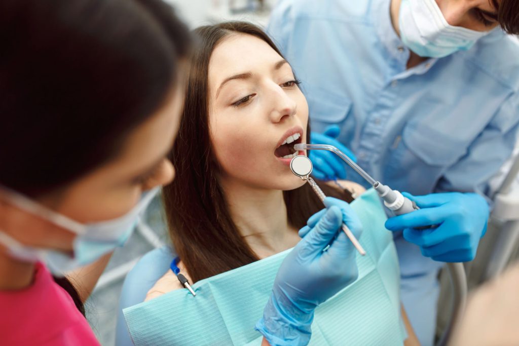 Zabieg endodontyczny może wydawać się kosztowny, jednak warto spojrzeć na niego jako na inwestycję w długotrwałe zdrowie swoich zębów